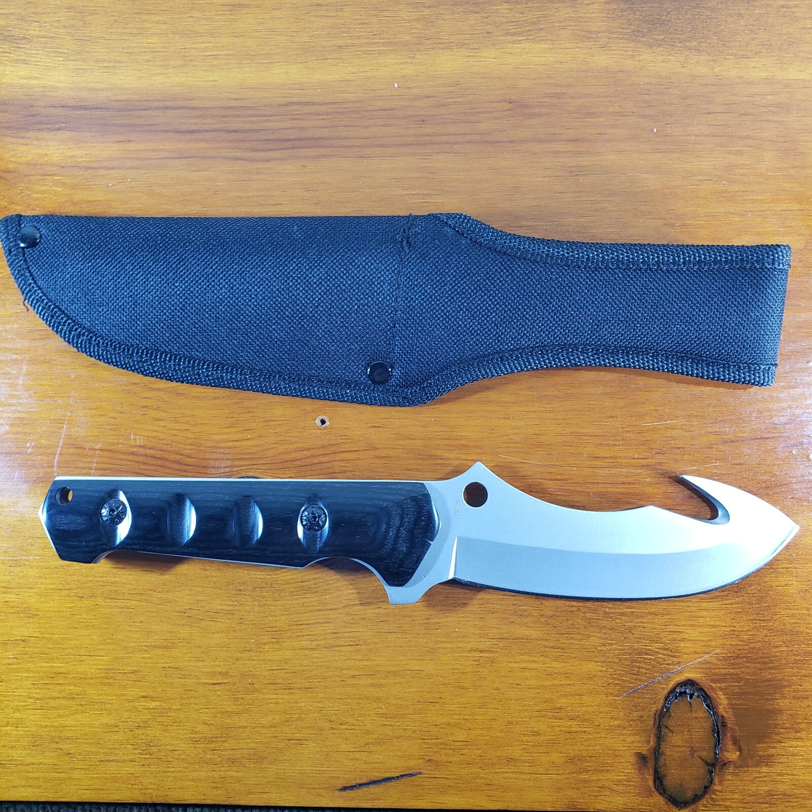 Frost Cutlery Ultimate Hunter 9 1/2″ Overall Fixed Blade Guthook Knife w/Sheath