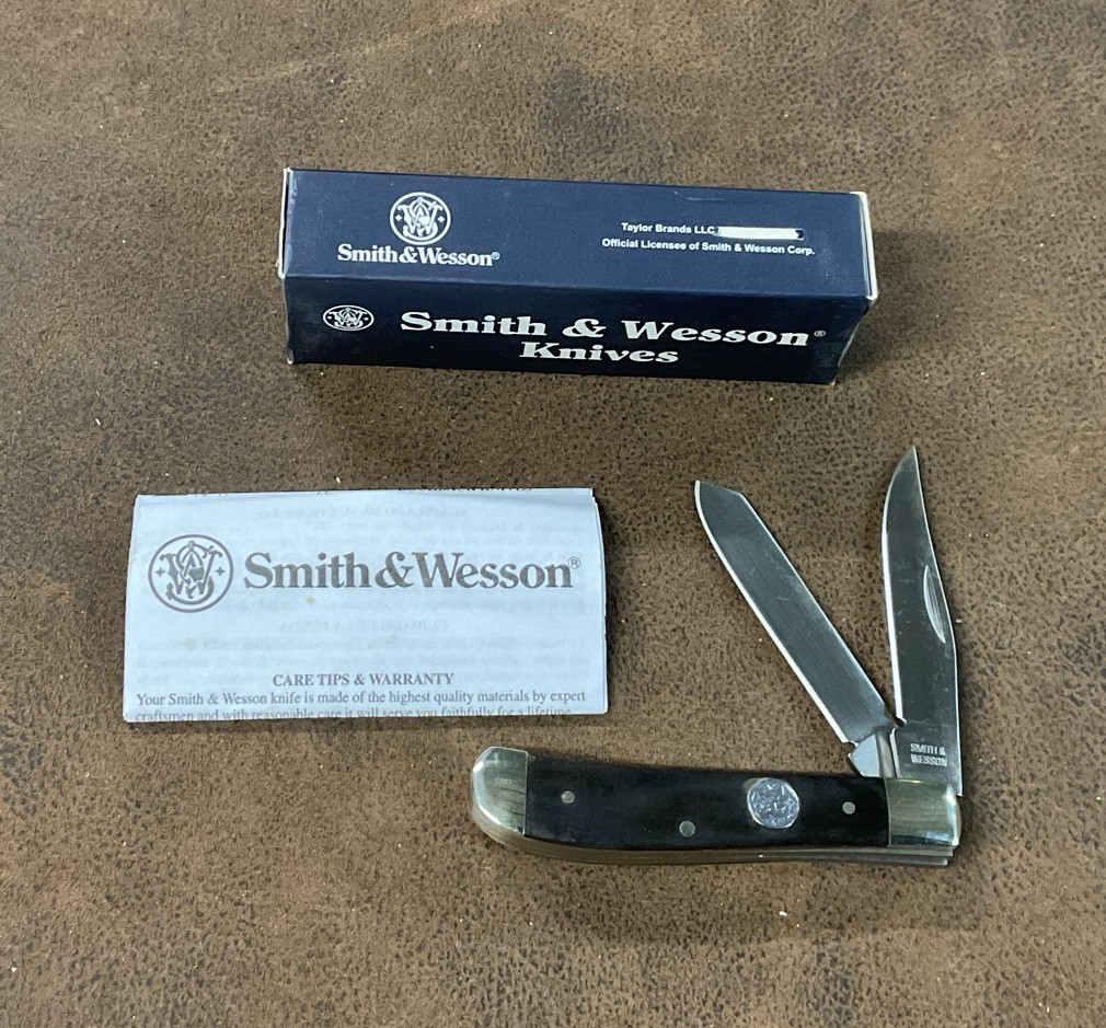 Smith & Wesson Bullseye Small Trapper Buffalo Horn Pocket Knife -NEW Box Torn
