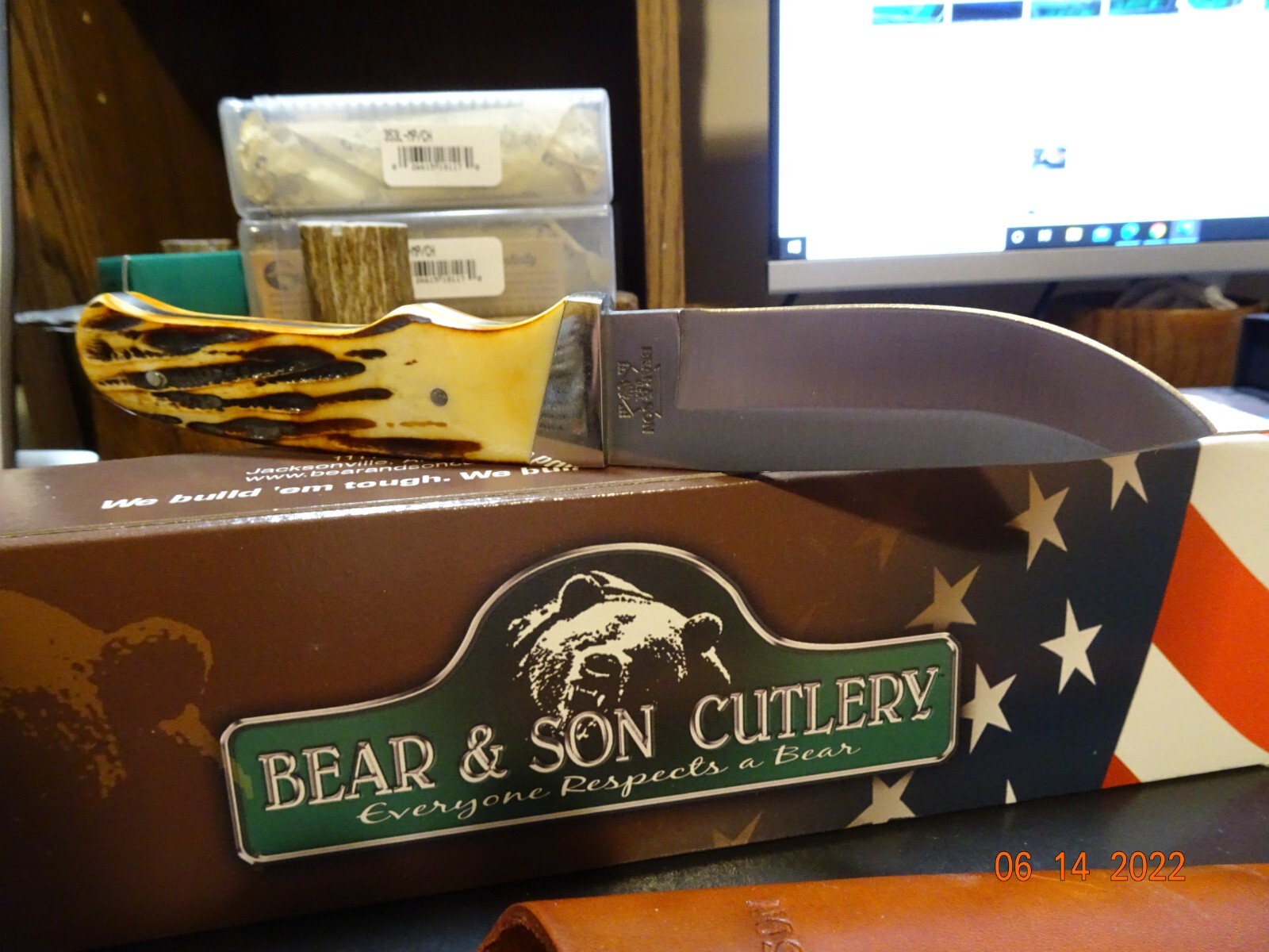 BEAR & SONS CUTLERY 7 7/8″ DROP POINT HUNTER INDIA STAG BONE HANDLE LEA SH USA