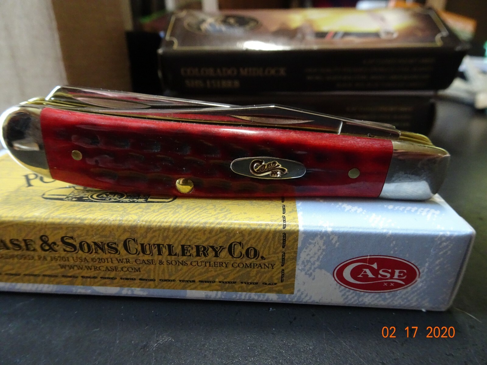 CASE XX 3 1/2″ CLOSED RED POCKET WORN HANDLE TRAPPER 2-TRU SHARP BLADES MADE USA
