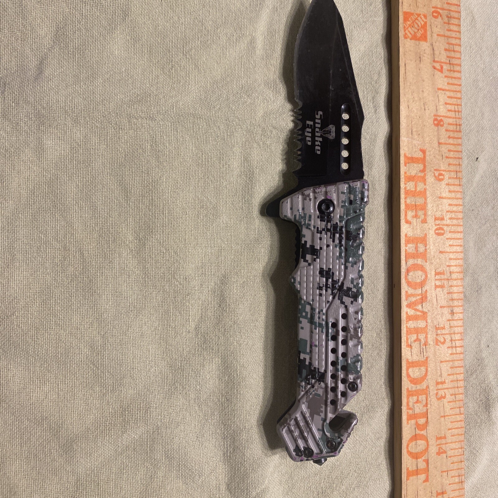 Snake Eye Stainless Steel Blade Winter Camouflage Folding Knife