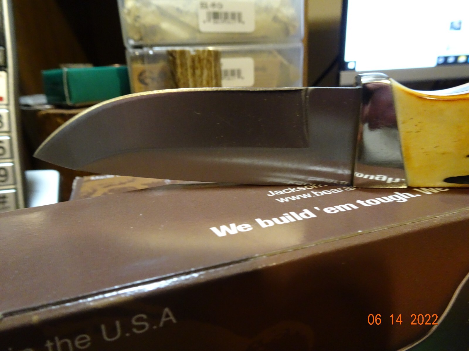 BEAR & SONS CUTLERY 7 7/8″ DROP POINT HUNTER INDIA STAG BONE HANDLE LEA SH USA