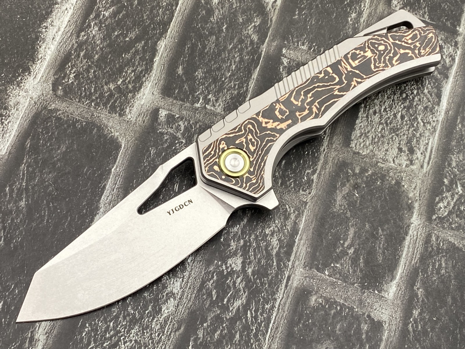 YJGDCN YJ2509-Sand-SW Folding Knife M390 Blade Titanium/CF Handle Pocket Knife