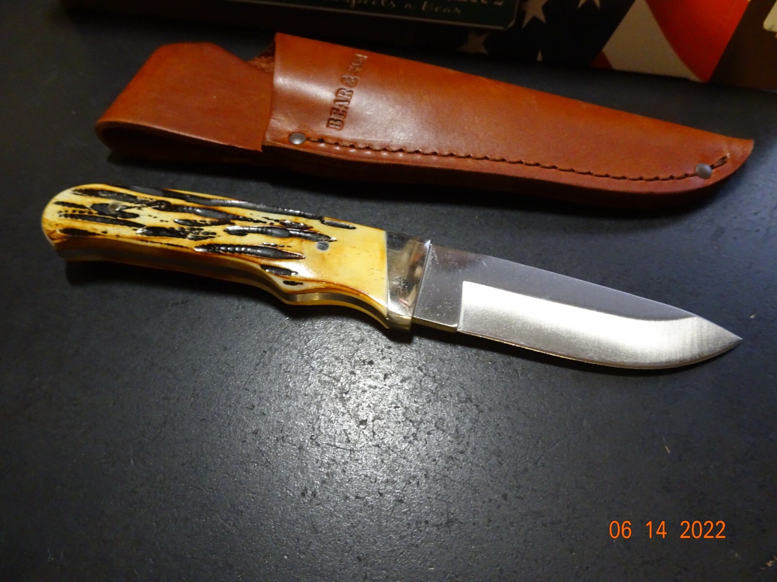 BEAR & SONS CUTLERY 7 7/8″ DROP POINT HUNTER INDIA STAG BONE HANDLE LEA SH USA