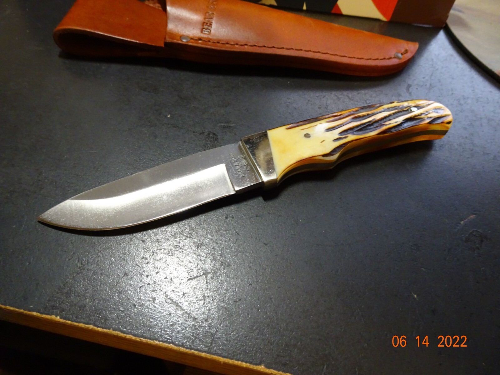 BEAR & SONS CUTLERY 7 7/8″ DROP POINT HUNTER INDIA STAG BONE HANDLE LEA SH USA
