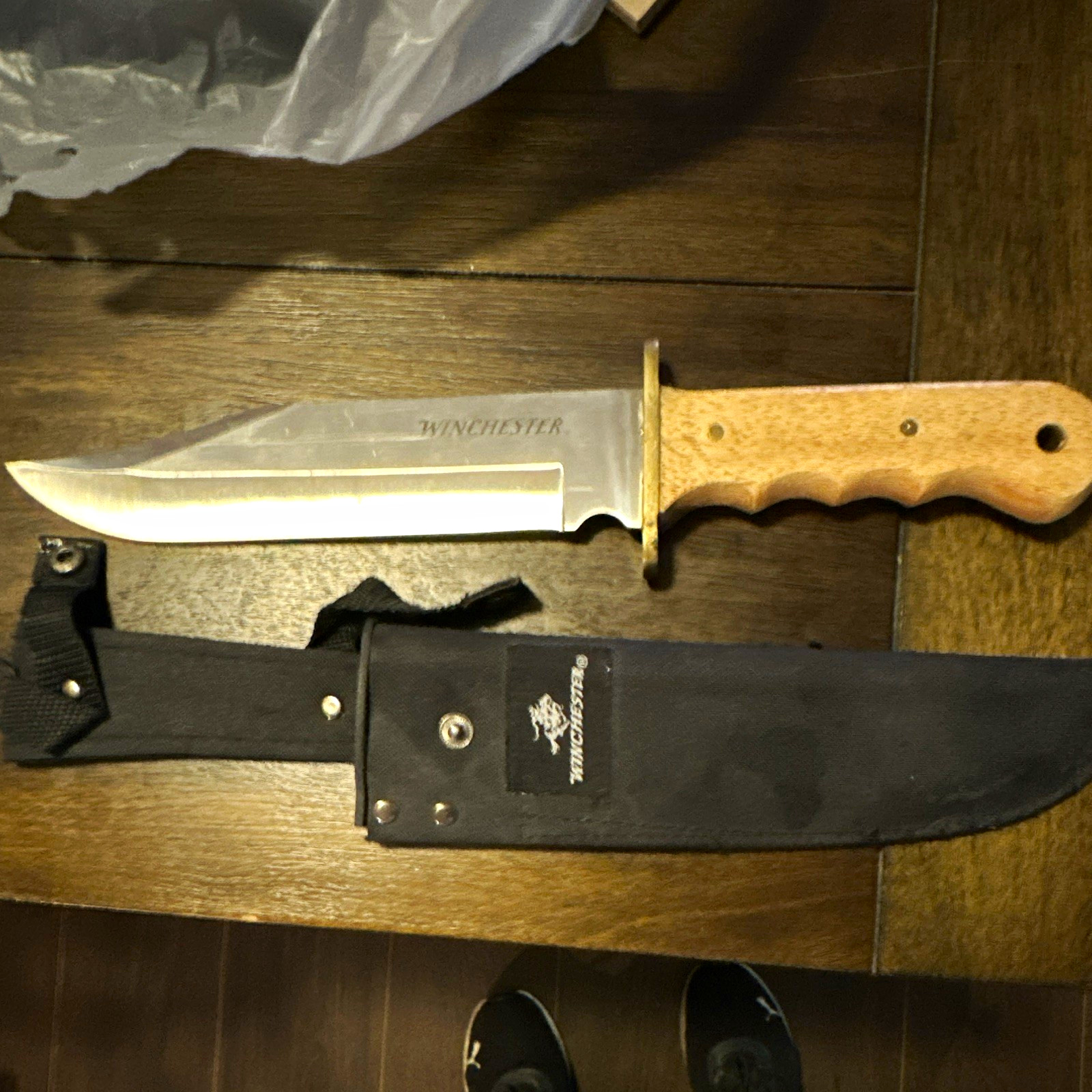 Winchester Hunting Fixed Blade Knife 5+in Stainless Straight Edge Wood Sheath