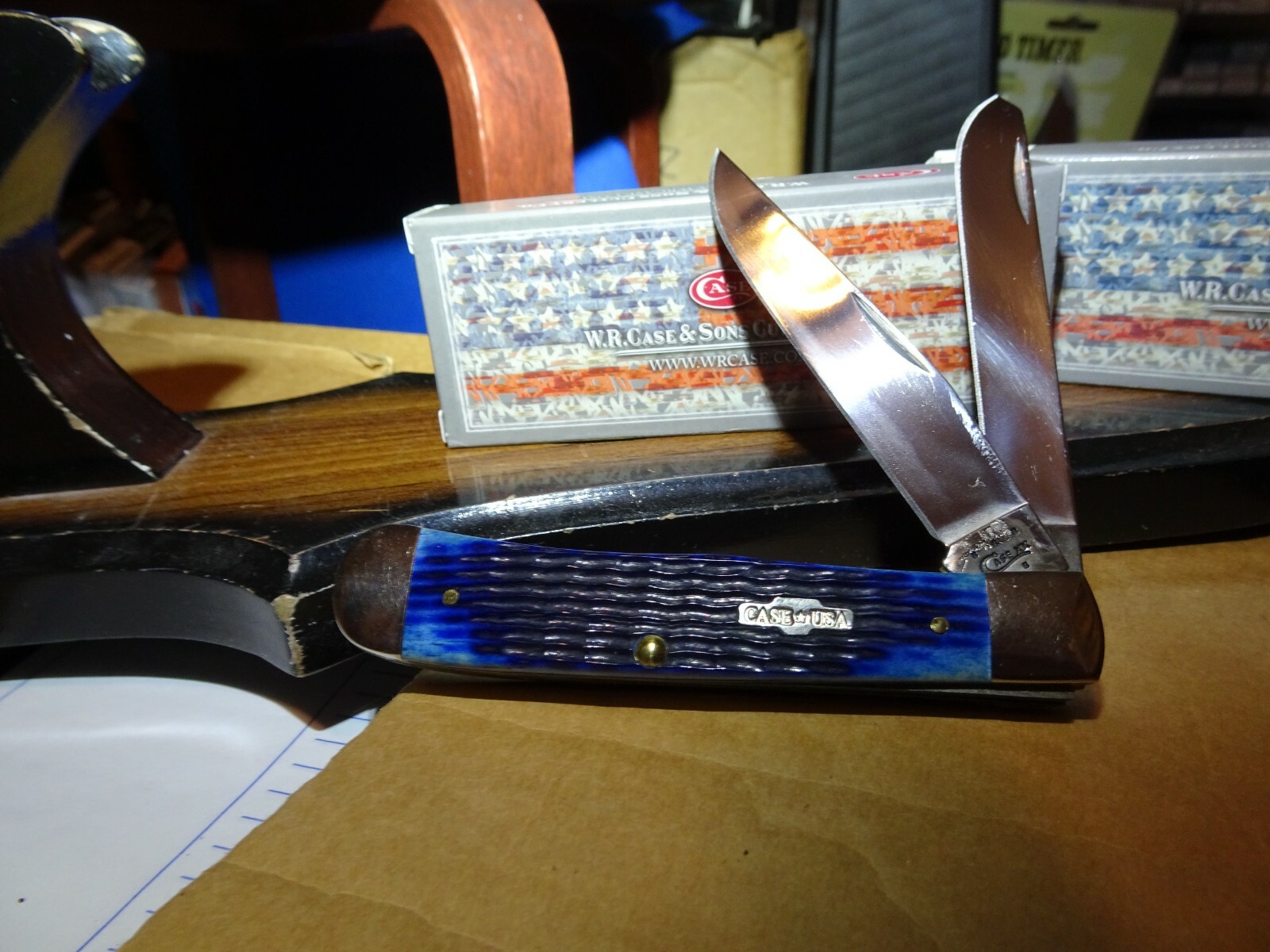 CASE 4 1/8″ CLOSED TRAPPER POCKET KNIFE TRU-SHARP BLADES BLUE BONE JIGGED HANDLE