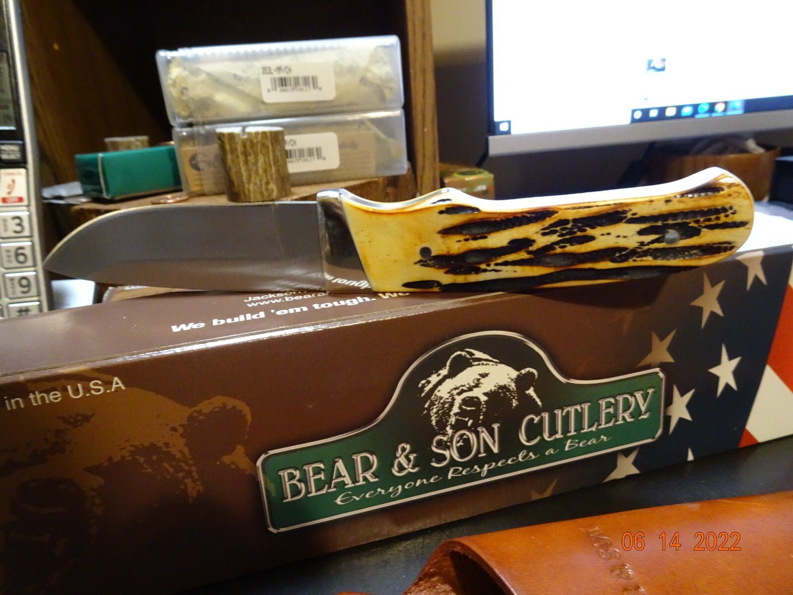 BEAR & SONS CUTLERY 7 7/8″ DROP POINT HUNTER INDIA STAG BONE HANDLE LEA SH USA
