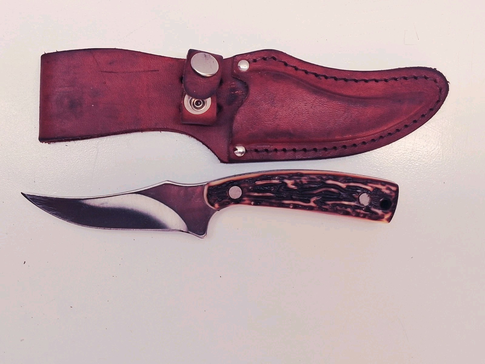 USA + Schrade Uncle Henry 152UH Wolverine, Leather Sheath