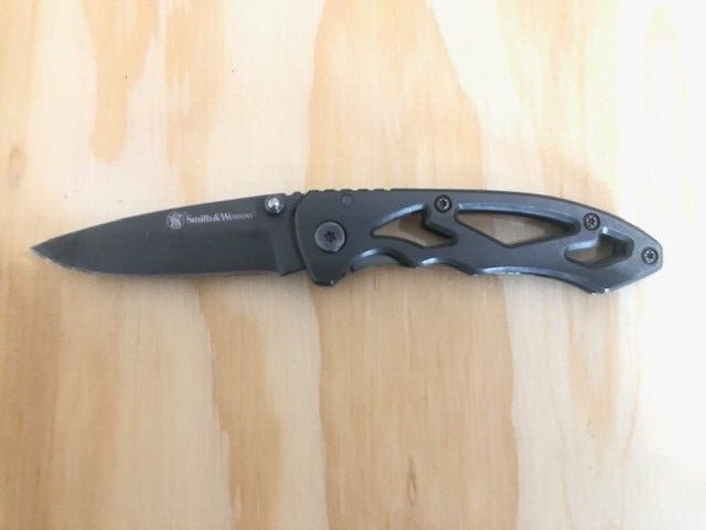 (Smith&Wesson) small titanium Drop point blade folding pocket knife Gray — Great