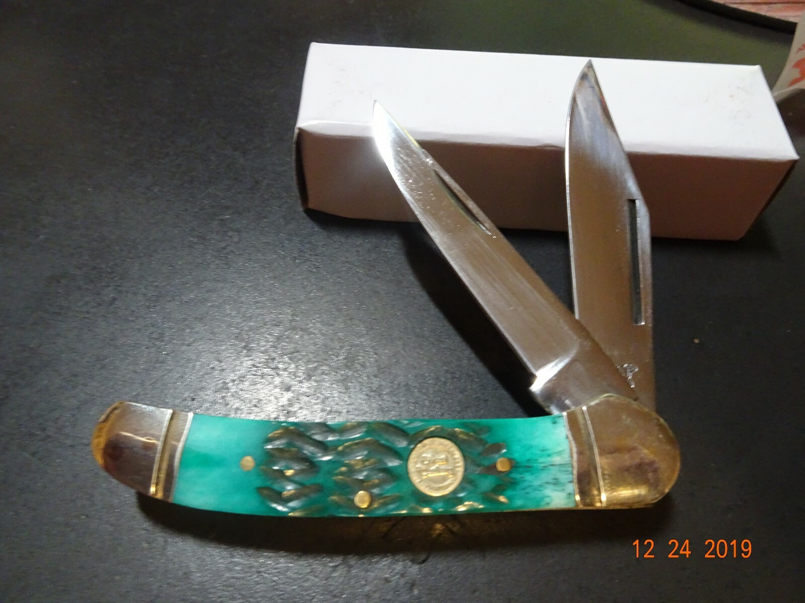 3 3/4″ SADDLE HORN POCKET KNIFE AQUA GREEN JIGGED BONE HANDLE 3-440 S.S BLADES